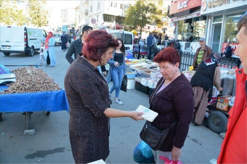 Süleymanpaşa Belediyesi pazarda bez torba dağıttı