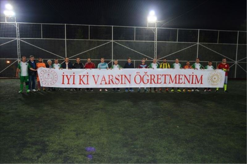 Öğretmenler ile gazeteciler sahada karşılaştı