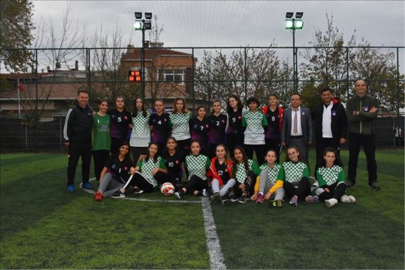 Kadına şiddete karşı futbol maçında buluştular
