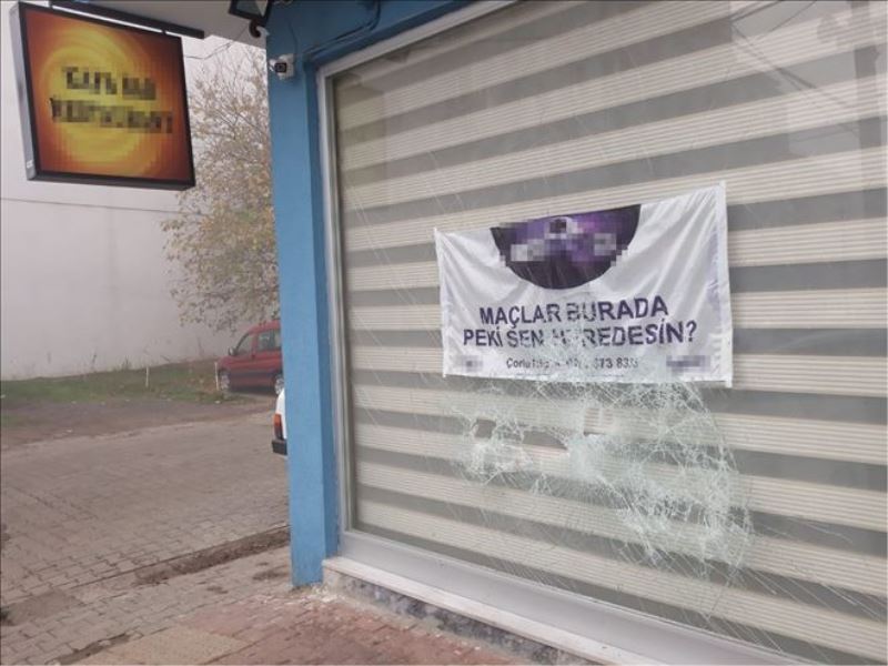 Restoranın camlarını kırdı, güvenlik kamerasına yakalandı