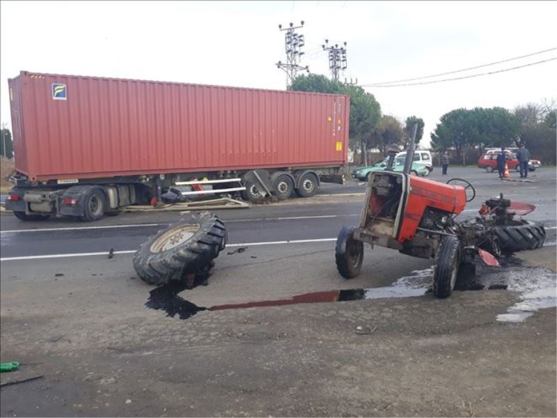 Tırla çarpışan traktör paramparça oldu