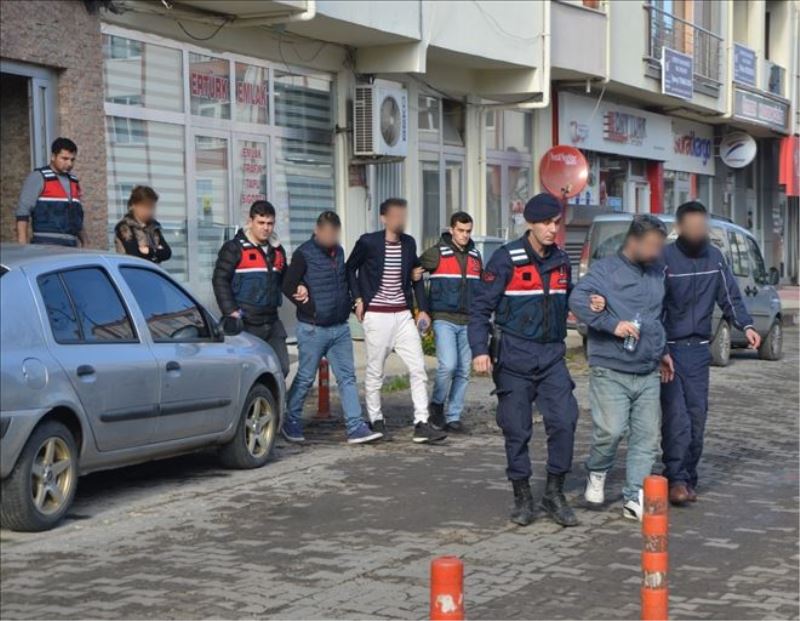 Göçmen kaçıran 5 kişi tutuklandı