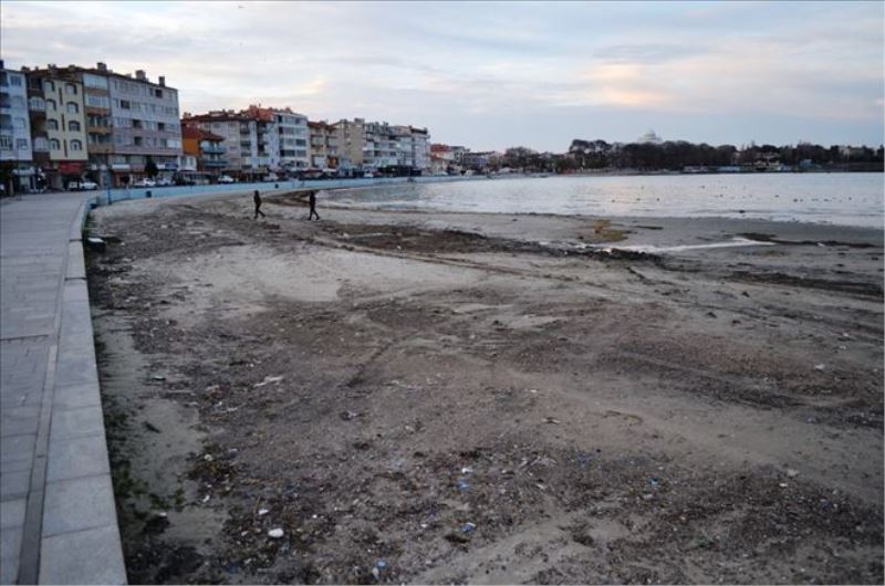 Deniz 30 metre çekildi, balıkçı tekneleri ortada kaldı