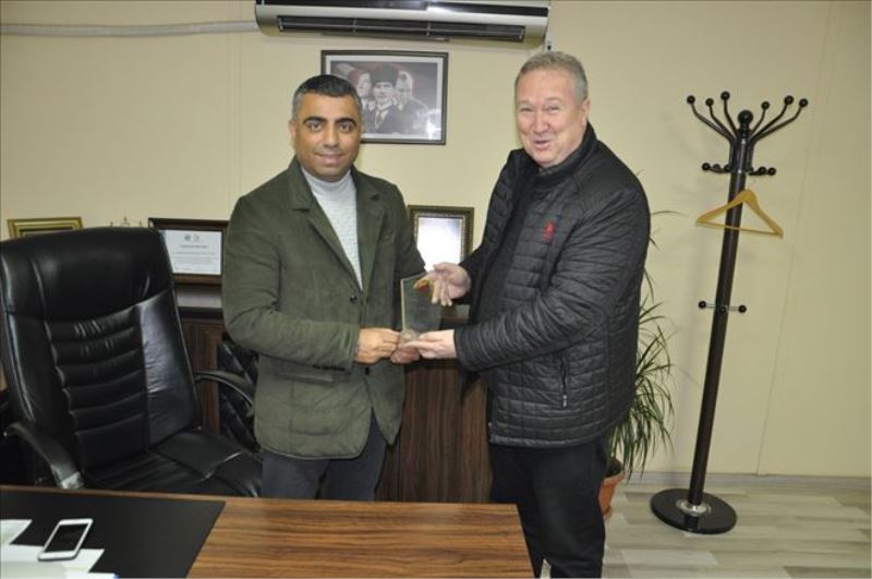İşadamı Bülent Serin´e gazeteciler plaket verdi