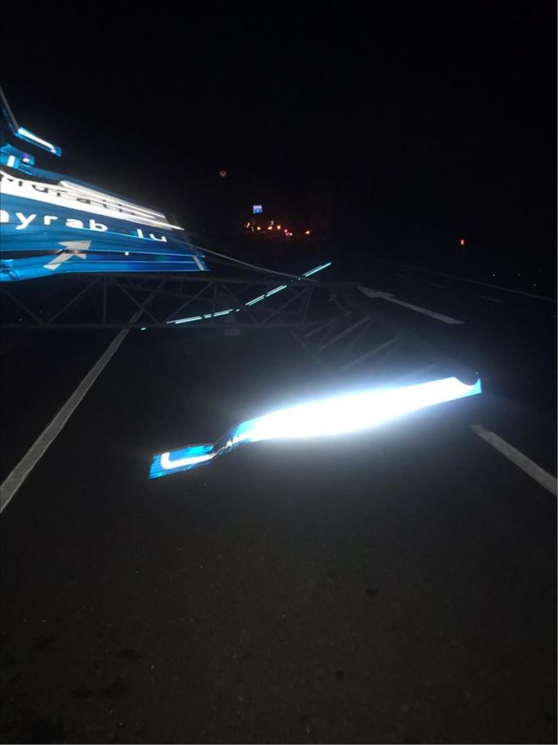 Dorsesi açık unutulunca yön levhalarını yıktı