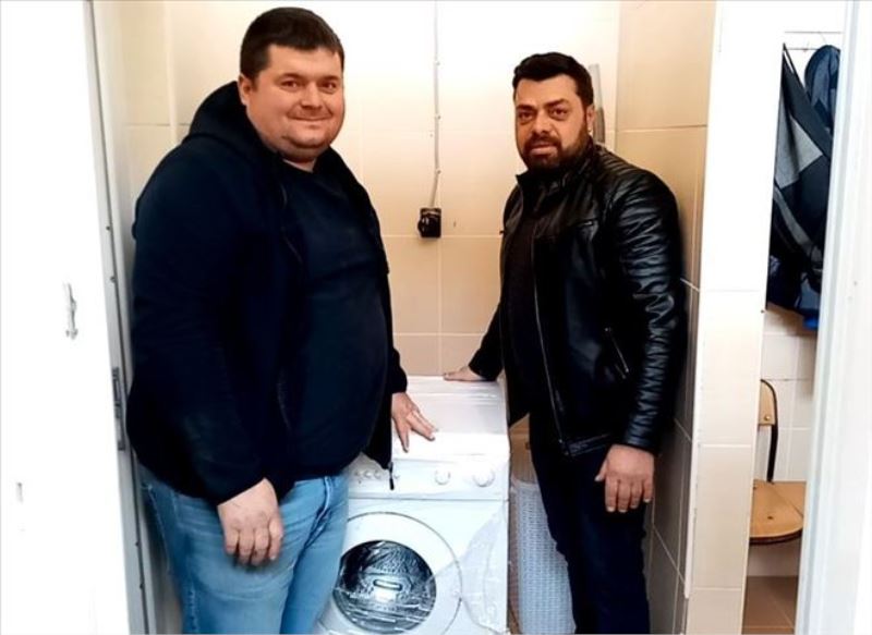 Hırsızlığa üzülen taraftar takımına çamaşır makinesi hediye etti