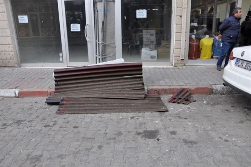Çatı parça parça uçtu