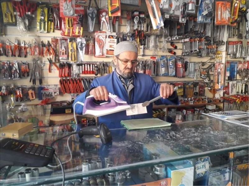 Esnaf korona virüse karşı kağıt paraları ütülüyor