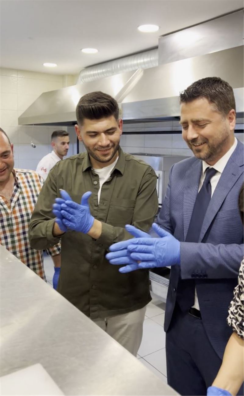 BELEDİYE BAŞKANI ALPAY VAR MASTERCHEF´İN ÜNLÜ İSİMLERİYLE MUTFAKTA HÜNERLERİNİ SERGİLEDİ